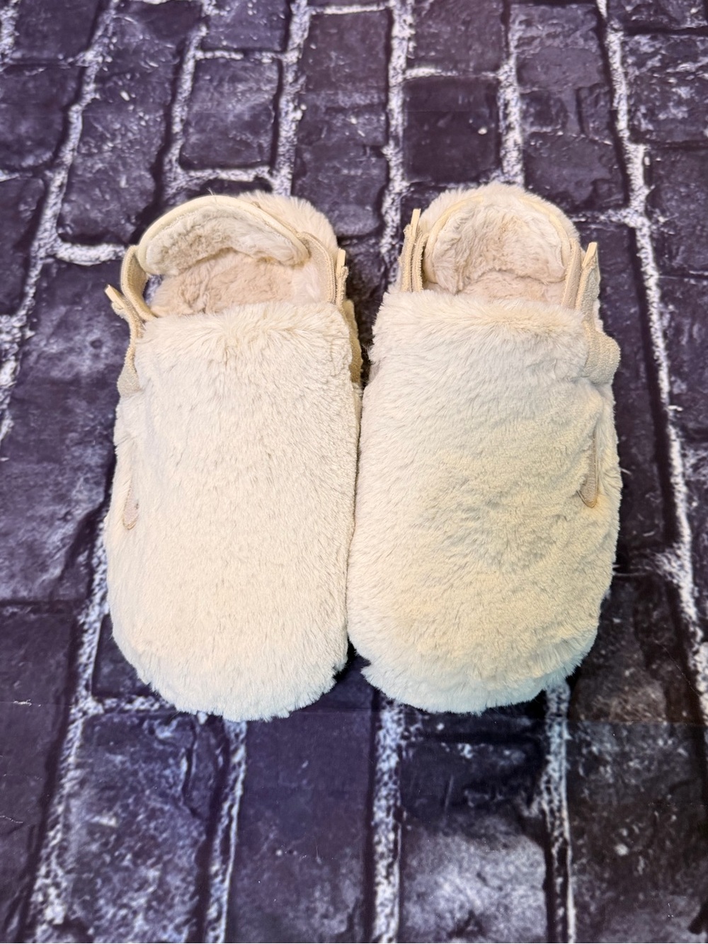 Nike Plush Slip-On Mule Slides in Cream - Picture 2 of 8